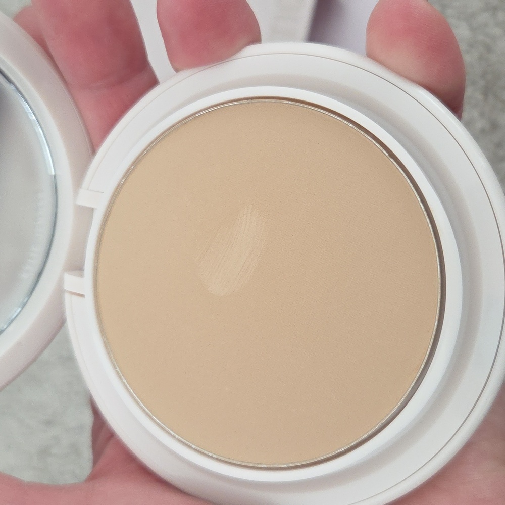 Kylie Cosmetics Natural Blur Powder Foundation - 3N - Picture 6 of 9